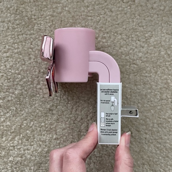Bath & Body Works Pink Bow Scent Control Wallflower Plug - Picture 6 of 15